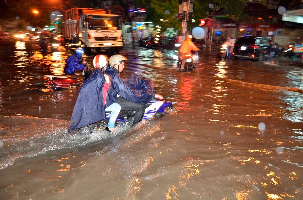 Sài Gòn và Hà Nội cùng mưa lớn, nguy cơ ngập giờ tan tầm