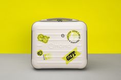 Xu hướng sử dụng vali du lịch in logo làm quà tặng khách hàng 2024
