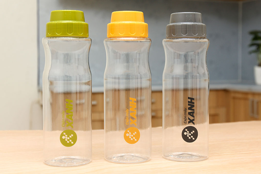 Bình nước nhựa dùng để giữ lạnh đồ uống cho cả gia đình