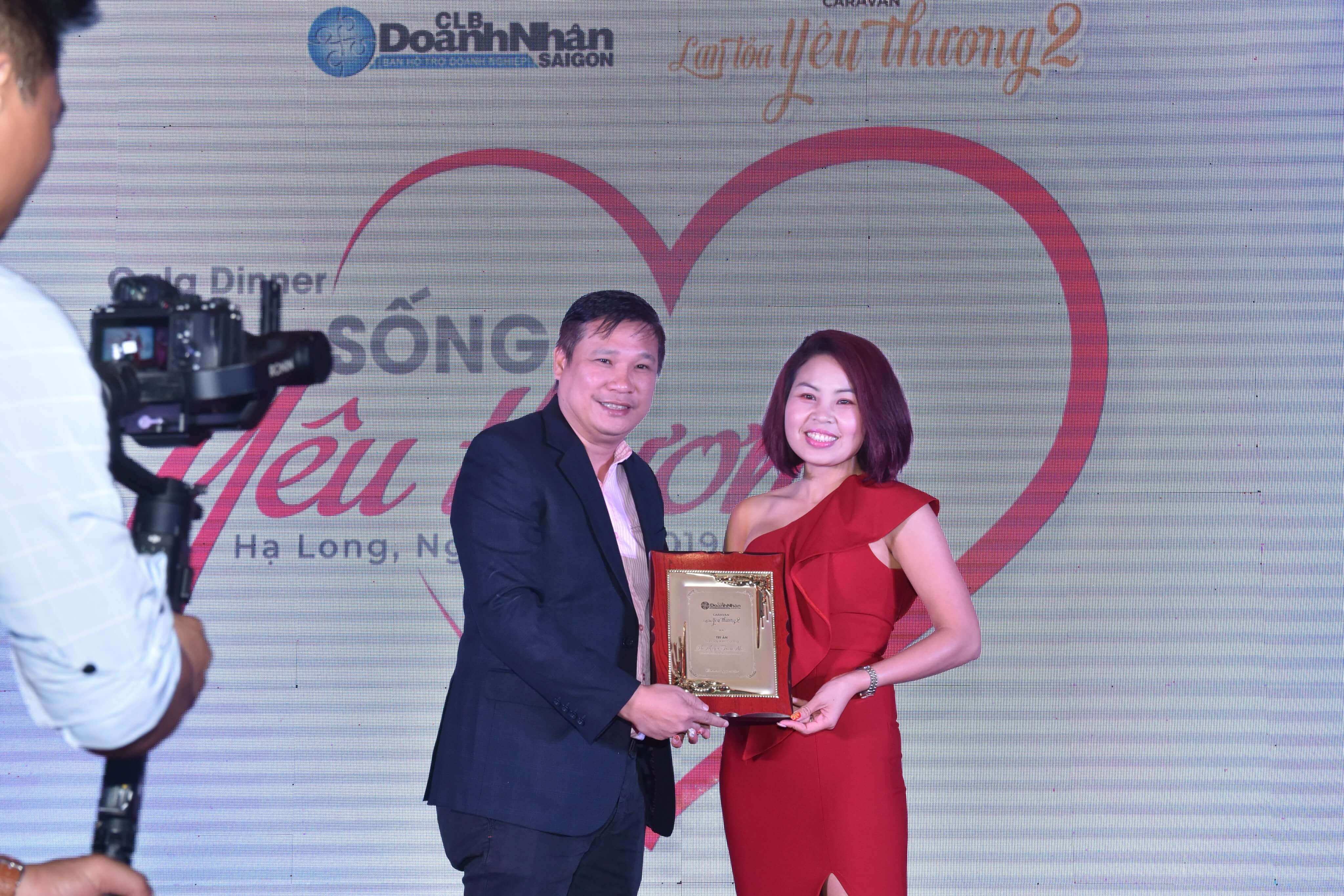 CEO Thanh Mai nhận giấy khen từ Câu lạc bộ Doanh Nhân Sài Gòn