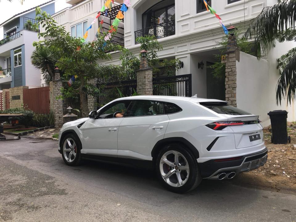 Lamborghini Urus chính thức về tay Minh nhựa