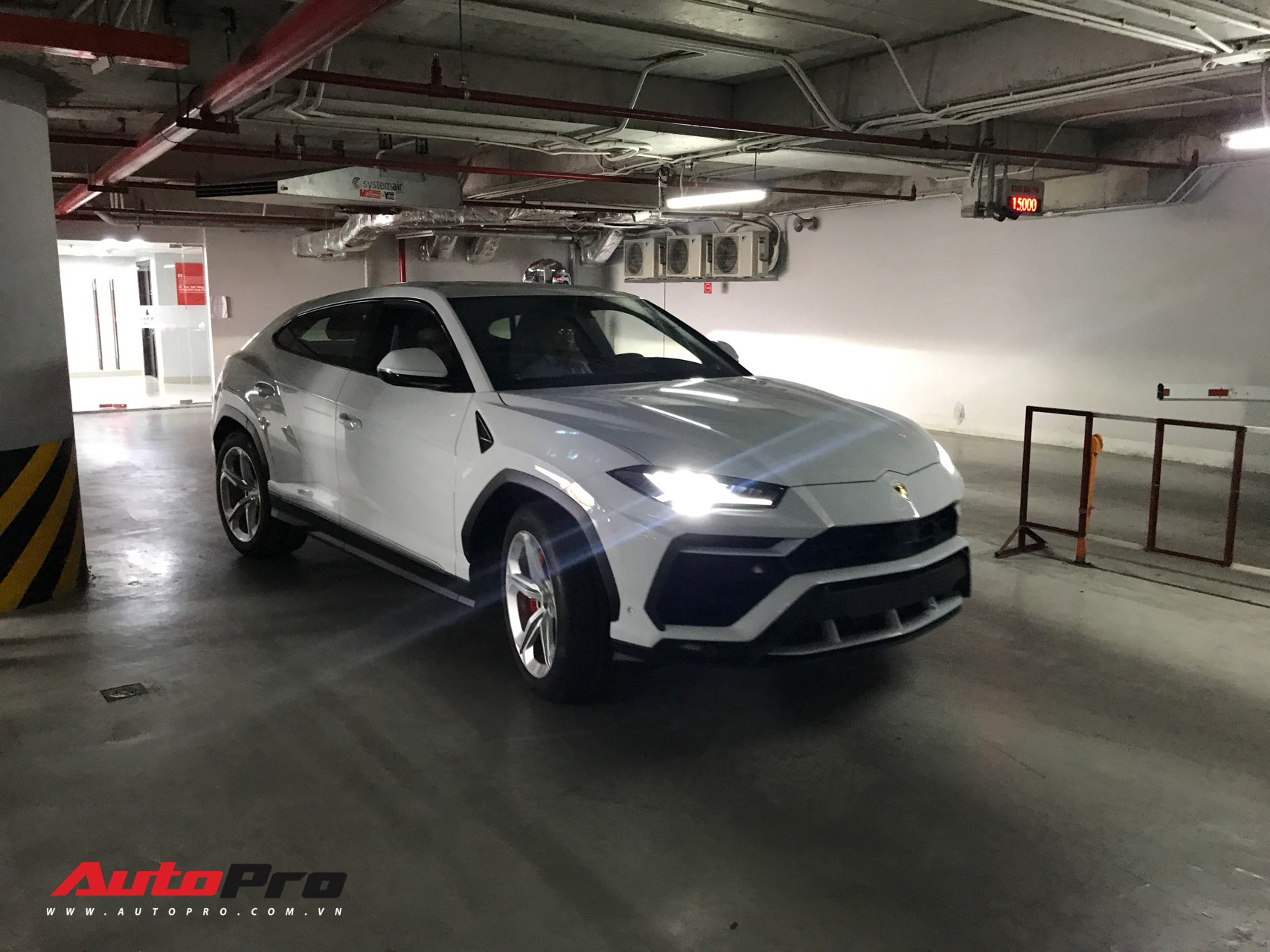 Lamborghini Urus chính thức về tay Minh nhựa