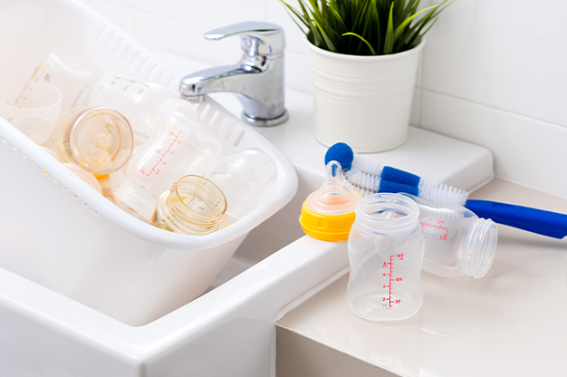 Những mẹo giúp mẹ vệ sinh bình uống nước cho bé đúng cách