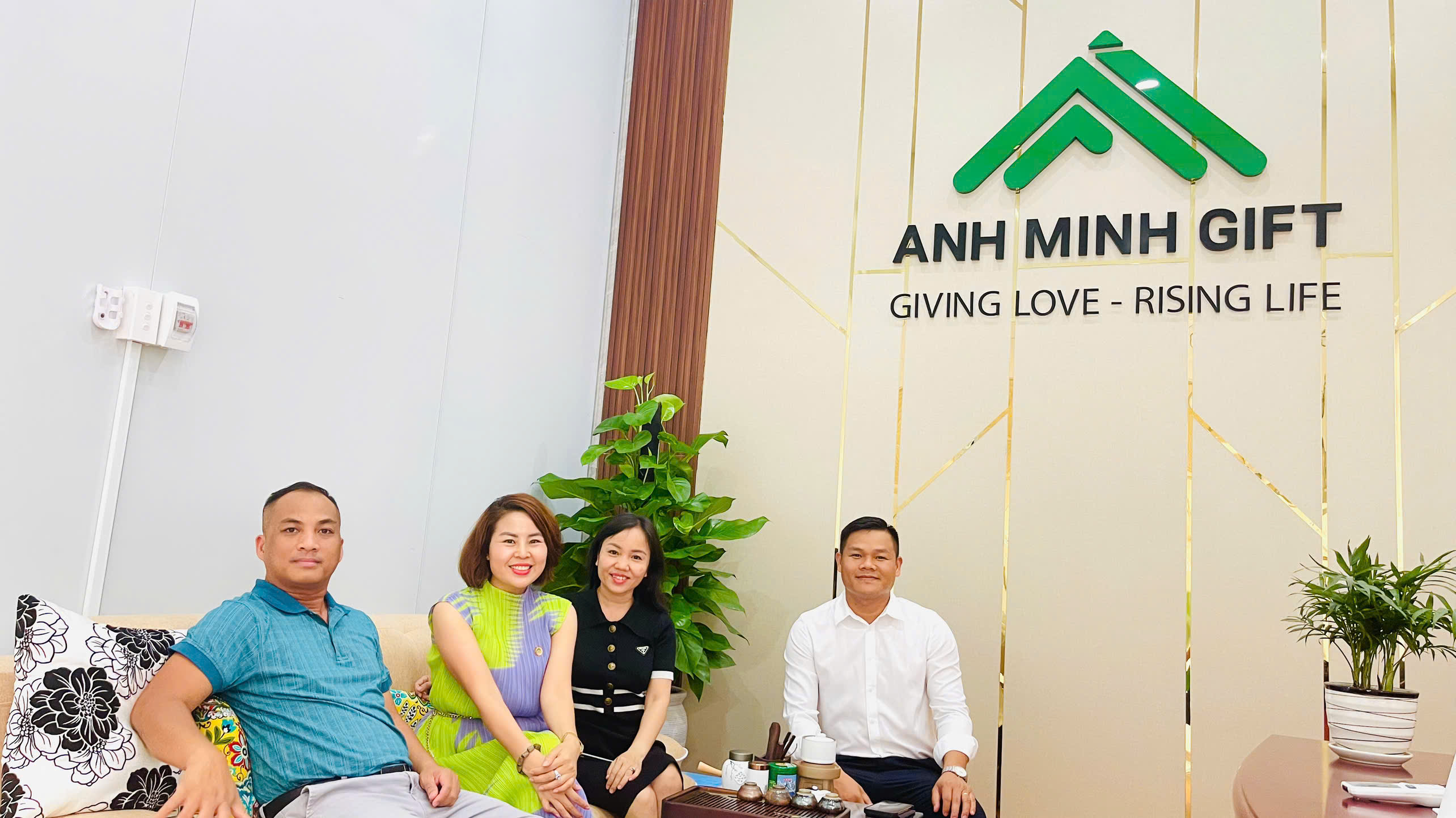 Anh Minh Gift Đón tiếp Anh Dương Bình Thuận - Phó Trưởng thường trực Văn phòng đại diện Tạp chí Kinh tế môi trường phía Nam