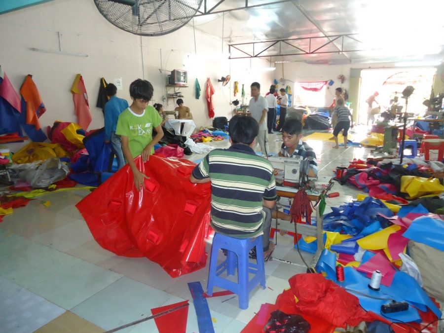 Nên chọn áo mưa bộ hay áo mưa cánh dơi để chống thấm tốt hơn