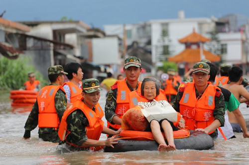 Người Việt đùm bọc nhau qua cơn lũ lụt