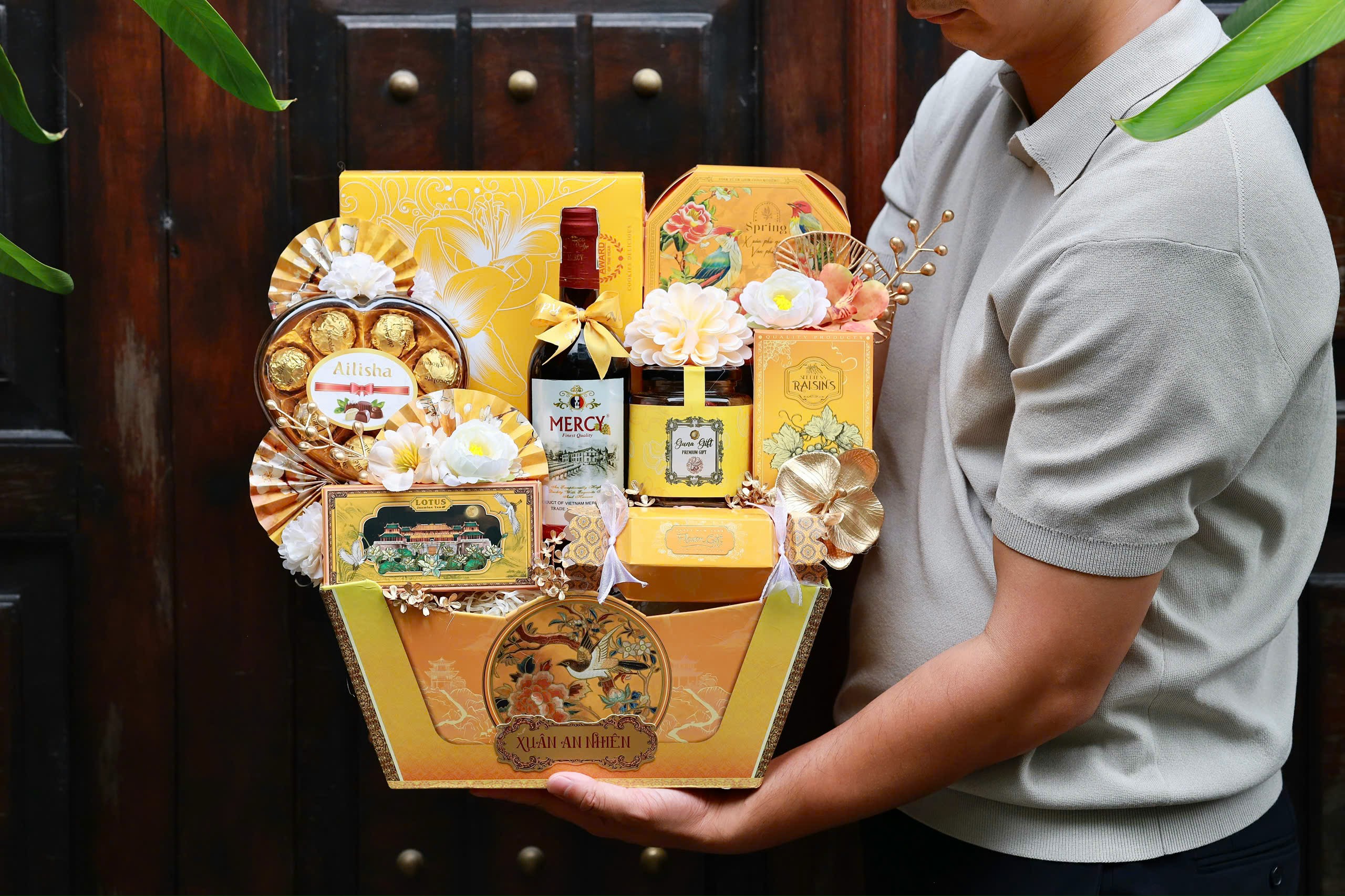 So Sánh Hộp Quà Tết Gỗ, Da Và Giấy Couche Doanh Nghiệp Nên Chọn Loại Nào