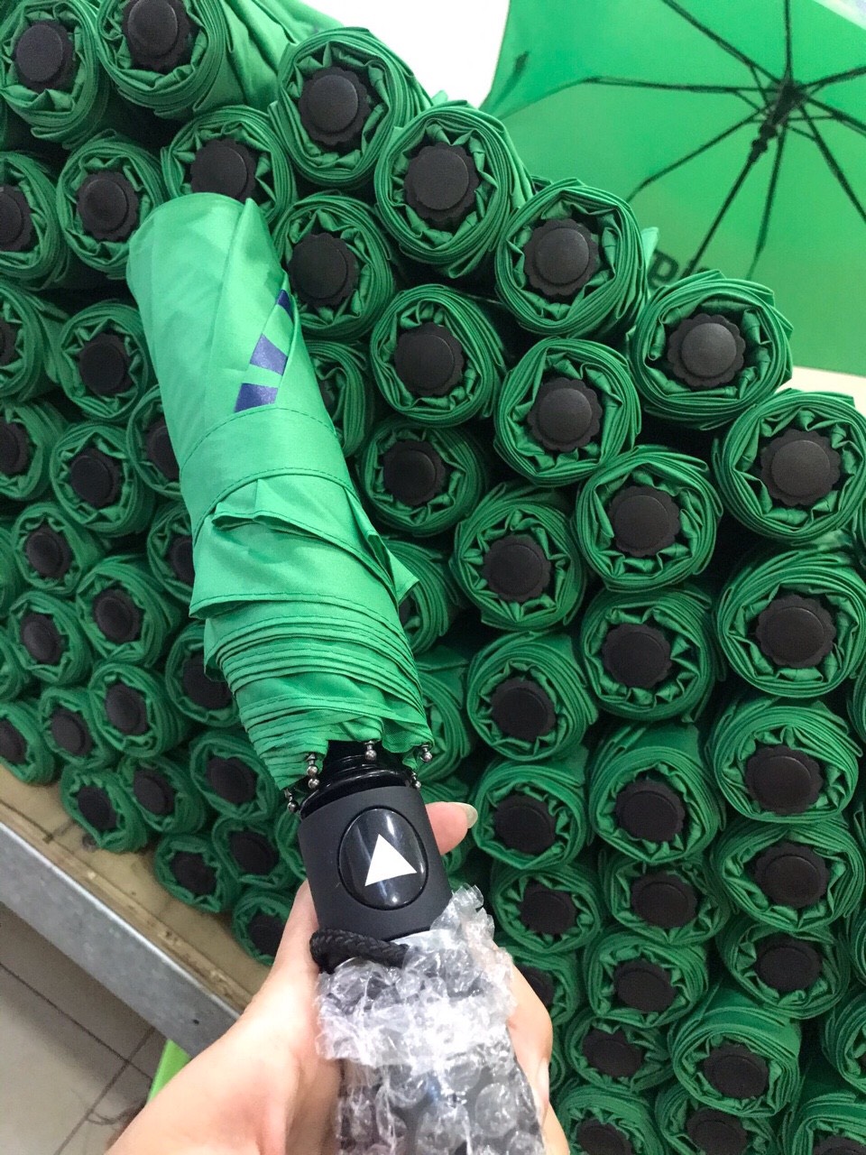 Xưởng sản xuất ô dù cầm tay in logo Anh Minh